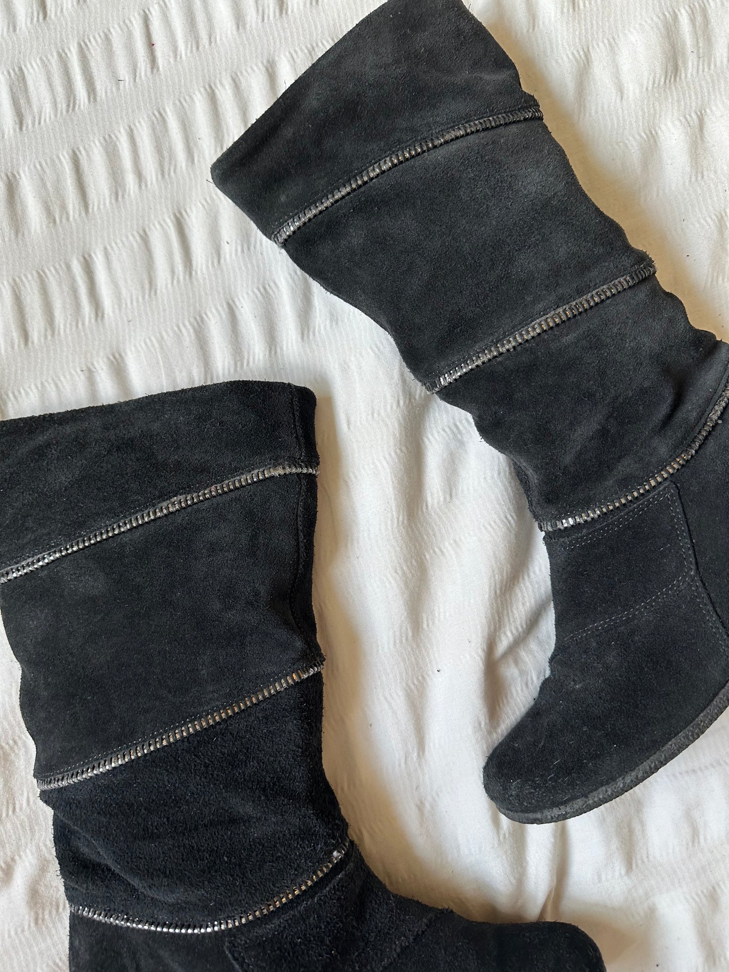 Suede zipper wedges